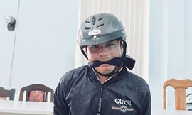 Cảnh sát phải giữ cho Nam không cắn lưỡi tự tử. Ảnh: VnExpress