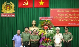 Đại tá Nguyễn Sỹ Quang - Trưởng phòng Tham mưu Công an TPHCM nhận quyết định bổ nhiệm Phó giám đốc Công an TPHCM. Ảnh CATP