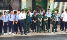 Dòng người tiễn đưa nguyên Chủ tịch nước Lê Đức Anh trong cơn mưa chiều