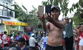 Chen chân livestream, chụp ảnh câu like khi công an khám xét nhà Phúc XO 