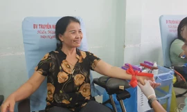 Vào Sài Gòn thăm cháu, ghé vào hiến máu luôn