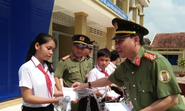 Công an Cửa khẩu Tân Sơn Nhất hưởng ứng tháng thanh niên