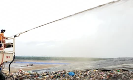 Người dân được mời giám sát công việc xử mùi hôi ở khu Đa Phước