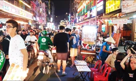 Cận cảnh tình trạng bát nháo trên các tuyến phố đi bộ ở Sài Gòn