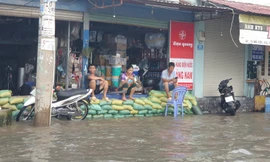 Dân Sài Gòn vật lộn với triều cường vượt mốc lịch sử