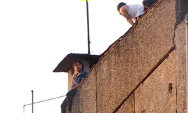 Bác Vân (áo trắng) đang thuyết phục cô gái