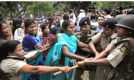 Ấn Độ lại sục sôi vì thêm một bé gái 5 tuổi bị hãm hiếp