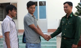 Mau Val Sên và Chuôl Pia Prum chia tay cán bộ Đồn biên phòng Sông Đốc.