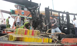 Cơ quan chức năng khám nghiệm hiện trường vụ cháy. 