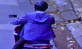 Truy tìm người đàn ông dụ dỗ các nam sinh tại cổng trường ở Hà Nội