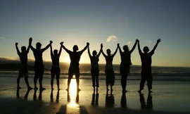 Đừng cố dán một nụ cười lên tấm ảnh lớp chỉ để “giải cứu” tình bạn bảy ngày