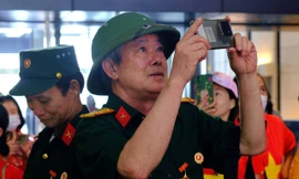 Người dân, cựu chiến binh đổ về Bảo tàng Lịch sử Quân sự Việt Nam