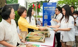 Người trẻ xếp hàng dài để nhận ấn phẩm đặc biệt về Chủ tịch Hồ Chí Minh