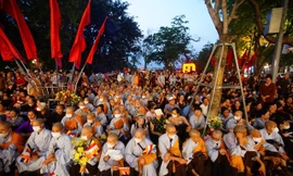 Dòng người đổ về phố đi bộ Hồ Gươm