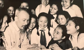 Hình ảnh đặc biệt của Chủ tịch Hồ Chí Minh với quân dân Thủ đô
