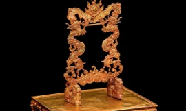 Cổ vật 'rồng khênh kiệu mặt trời' bằng vàng 18K có gì đặc biệt?