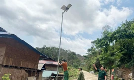 Mang ánh sáng đến với đồng bào Khơ Mú nơi biên giới