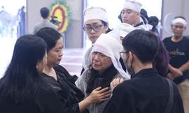 Diễn viên Thanh Thủy - vợ NSƯT Trần Đại Mý - khóc nấc trong đám tang chồng