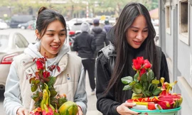 Giới trẻ Hà Nội đến chùa Hà mong sớm có người yêu