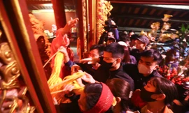 Người dân chen kín lối đi ở hội Gióng để xin lộc hoa tre