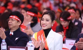 Hoa hậu Đỗ Thị Hà, Á hậu Bùi Phương Nga tiếp sức Chủ nhật Đỏ