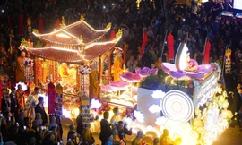 Cảnh tượng linh thiêng trên đường phố Hà Nội