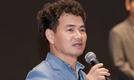 NSND Xuân Bắc ôm chặt đạo diễn Bùi Thạc Chuyên