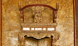 Trước khi bị bẻ gãy, ngai vua triều Nguyễn là ngai vàng duy nhất được bảo tồn nguyên vẹn ở Việt Nam 