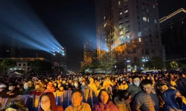 Cảnh tượng chưa từng có ở Hồ Tây 