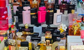 Bên trong khu chợ bán đồ gắn mác Dior, Gucci, Adidas giá vài chục nghìn đồng
