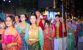 Tiểu Vy, Quốc Anh cùng hàng nghìn người mặc Việt phục xuống phố
