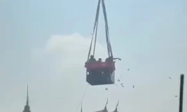 Cảnh tượng rải tiền bằng cần cẩu ở một ngôi chùa