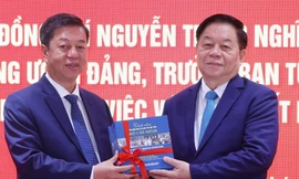 Trưởng Ban Tuyên giáo và Dân vận Trung ương Nguyễn Trọng Nghĩa nhấn mạnh tầm quan trọng của sách lý luận, chính trị