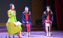 MC Tuyết Ngân xúc động với nữ sinh trường báo giành học bổng 'Nâng bước Thủ khoa'
