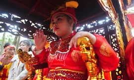 Cô bé 11 tuổi được chọn làm nữ tướng trong lễ hội Gióng đền Sóc