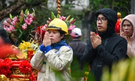 Người dân đội mưa đổ về đền Trần trước giờ khai ấn