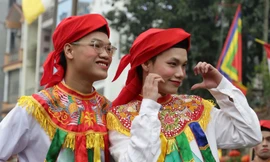 Dàn trai chưa vợ, con nhà gia giáo múa điệu đánh bồng ở làng Triều Khúc