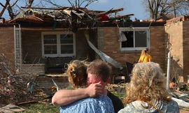 Sau bão tan, những thành viên trong gia đình vẫn chưa hết bàng hoàng vì mức độ khủng khiếp của nó