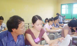 Việc chấm thi sẽ hoàn tất sau một tuần nữa Ảnh: Hồ Thu