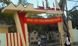 Nữ sinh đau đẻ trong lớp học