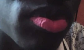 'Mốt' xăm môi hồng của đàn ông Nigeria