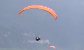 Những cánh dù bay trên biển mây Hồng Thái, Tuyên Quang