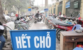 Người dân nháo nhác tìm nơi gửi xe khi hết chỗ gửi tại đường Triệu Quốc Đạt