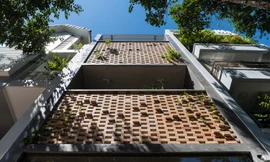 Thiết kế bằng gạch xen kẽ giúp nhà hướng Tây thoáng mát, sáng sủa ở Vũng Tàu