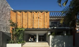 Nhà cũ không tốn 1 đồng cải tạo vẫn có mặt tiền ấn tượng nhờ lắp hệ cửa bẫy gió