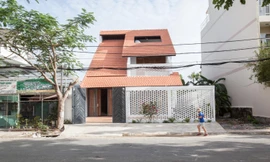 Dùng mái ngói làm mặt tiền giúp ngôi nhà vừa tránh nóng lại nổi bật