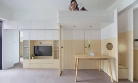 Căn hộ chật chội, gia chủ tạo phòng ngủ ngay phòng khách đầy ấn tượng