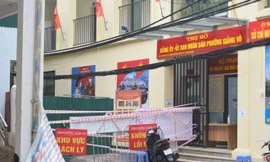 Hà Nội dựng rào chắn cao 2m trước cửa UBND phường để chống dịch 