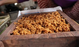 Độc đáo cách làm bánh khẩu sli của người Nùng 