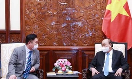 Chủ tịch nước Nguyễn Xuân Phúc tiếp ông Lý Xương Căn, hậu duệ đời thứ 31 của vua Lý Thái Tổ tại Hàn Quốc, Đại sứ du lịch Việt Nam tại Hàn Quốc nhiệm kỳ 2021-2024. (Ảnh: Thống Nhất/TTXVN) 